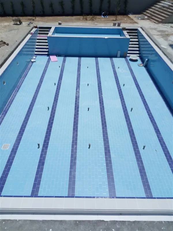 Safir Havuzları'nın benzersiz tasarımlarıyla göz alıcı bir yüzme havuzu deneyimi yaşayın. Mavi gökyüzü altında huzur bulun.